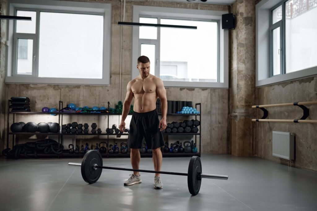 suplemento para aumentar la masa muscular, hombre exhibiendo sus musculos en el entrenamiento