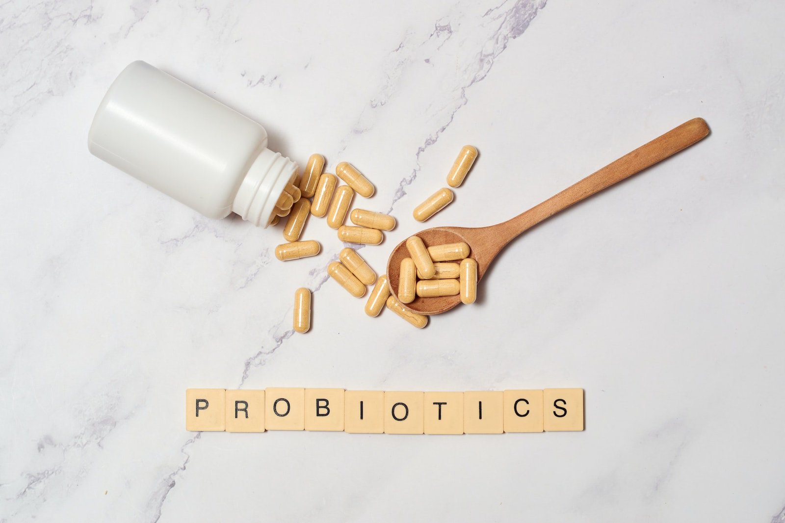 Suplementos prebióticos, pastillas prebioticas sobre una mesa blanca
