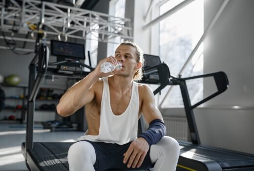 suplementos pre-entrenamiento, hombre tomando agua despues del entrenamiento