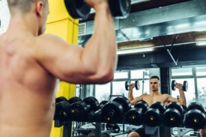 Cómo Potenciar el Desarrollo Muscular. hombre entrenando