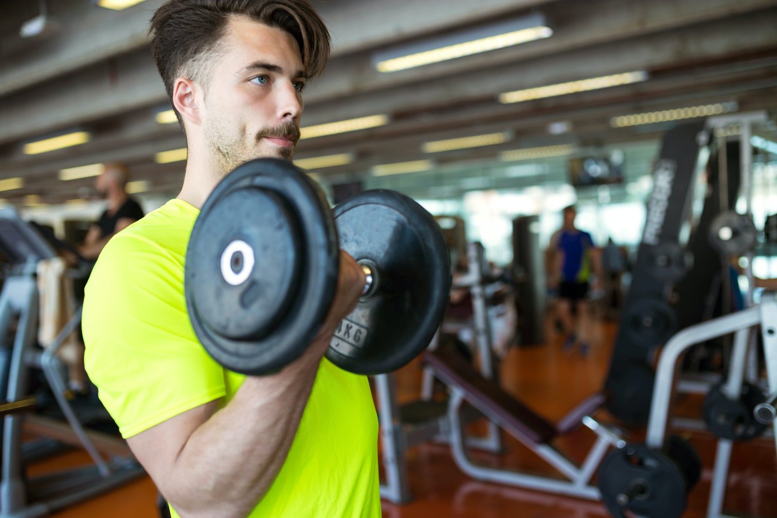 Estrategias para Desarrollar Masa Muscular con una Rutina de Gimnasio para Hombres